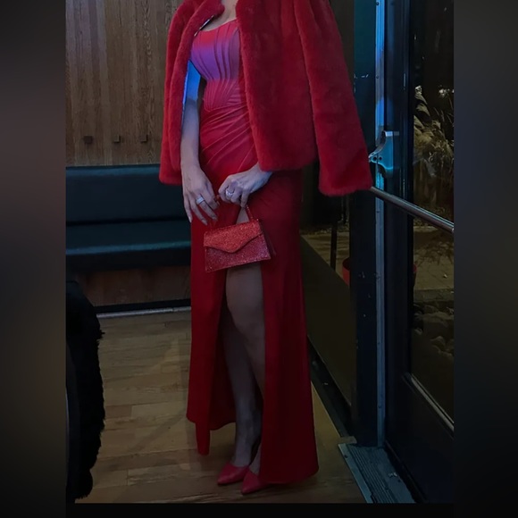 Long wedding red dress with slit and open back - Picture 8 of 9